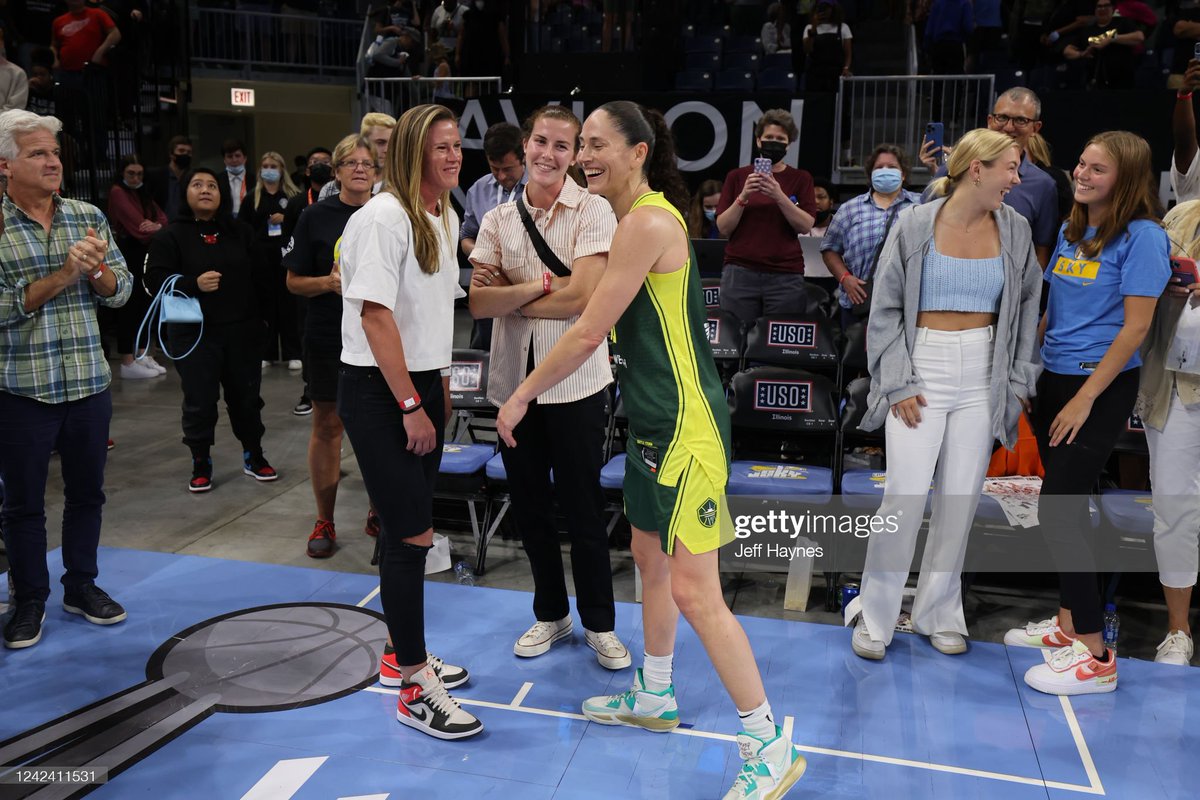 When (women's sports) worlds collide! #USWNT stars Alyssa Naeher and Tierna Davidson went out to Wintrust to watch the Chicago Sky host Sue Bird and the Seattle Storm last night: