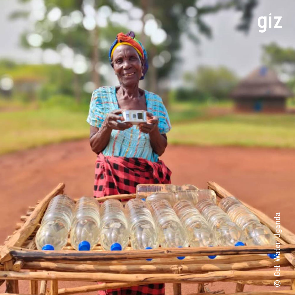 ☀️🚰Kann man Wasser mit UV-Strahlung aufbereiten? Ja! In Uganda nutzen mittlerweile 23.000 Menschen diese geniale Methode. Messgeräte von <a href="/HeliozGmbH/">HELIOZ Future Economy</a> zeigen an, wann das Wasser genießbar ist. 

Mehr erfahren Sie hier: giz.de/de/weltweit/11…