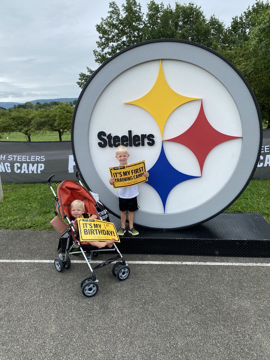 Oaksran's tweet photo. Some special visitors here today at work ! #steelers #trainingcamp #steelernation #saintvincentcollege #futurebearcats @ Saint Vincent College https://t.co/HQe4DVtqs2