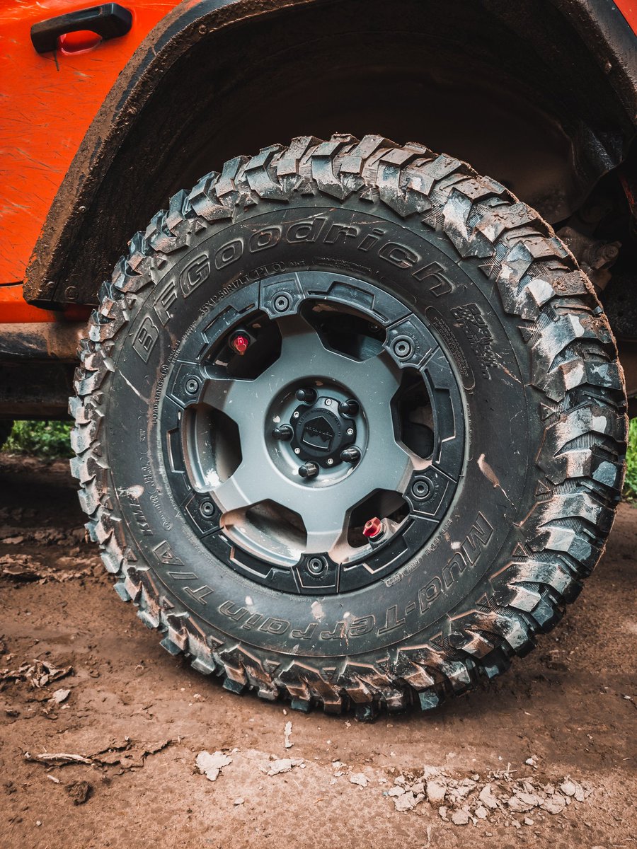 from_2hi_to_4lo's tweet image. Upgrading to @TeraFlex Nomad wheels is one of the best things I&apos;ve done to this Jeep. With a simple, understated design they&apos;re not fancy like some wheels you see. But the kicker was their proprietary air deflator valves and optional rash rings.
#wheelwednesday #mudonthetires