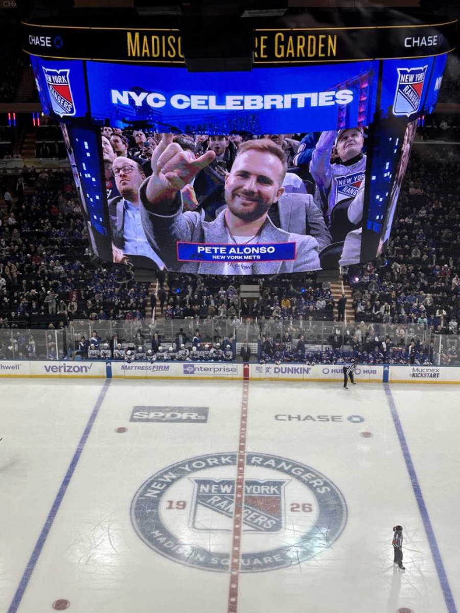 Pete Alonso is at MSG tonight for Rangers-Sabres 🏒 (via <a href="/mashmore98/">Mike Ashmore</a>)