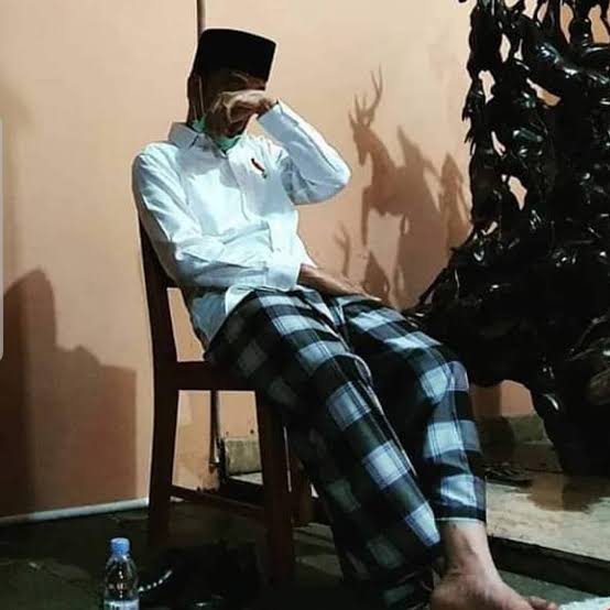 Mrk blg Jokowi yg berubah bkn kami

Jokowi tdk pernah berubah,dia ttp sekuat tenaga mbawa bangsa ini keluar dr kutukan middle income trap
Cuma cara yg dia tempuh tdk sesuai dgn kepentingan kalian

Kalian hanya brharap dpt sesuatu jk ganjar naik
demi bangsa dan negara?
Bulshit..