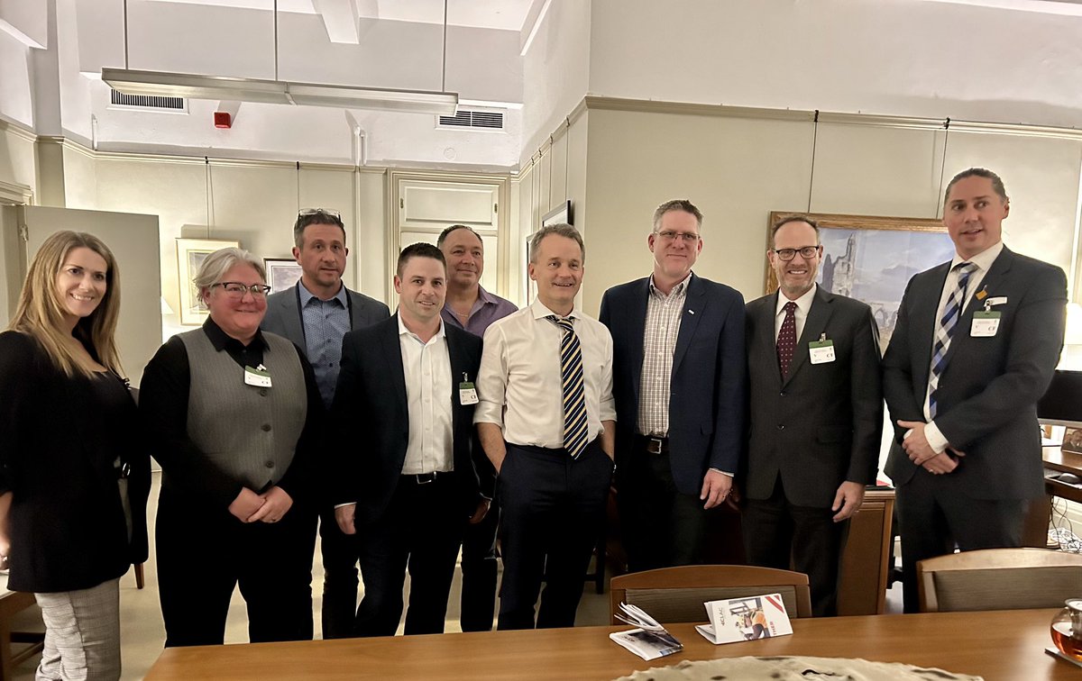Thank you <a href="/SeamusORegan/">Seamus O'Regan Jr</a> for meeting with us, working with us to grow Canada’s #skilledtrades workforce and listening to our concerns about the federal green energy tax plan. #fedpoli <a href="/clacunion/">CLAC</a> #Ottawalobbyday