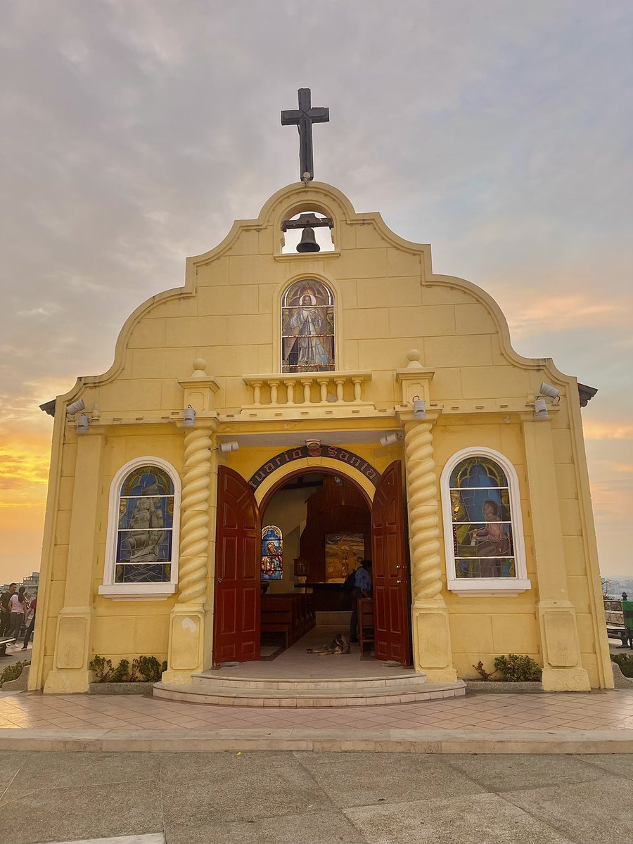 It’s worth the 444 steps to watch today’s #sunset on top of #FaroCerro Santa Ana in #Guayaquil #Ecuador. @gyetouring @EcuadorTouring_ @TurismoEcuador #nofilter #lighthouse #Church #serene