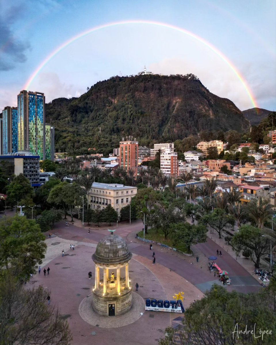 tintapurpura_'s tweet photo. Hay quiénes preguntan por qué amo tanto a mi ciudad. Esta magia es la respuesta. 🌟❤️

#Bogotá #Colombia #YoAmoBogota https://t.co/nWn8dHVrBo