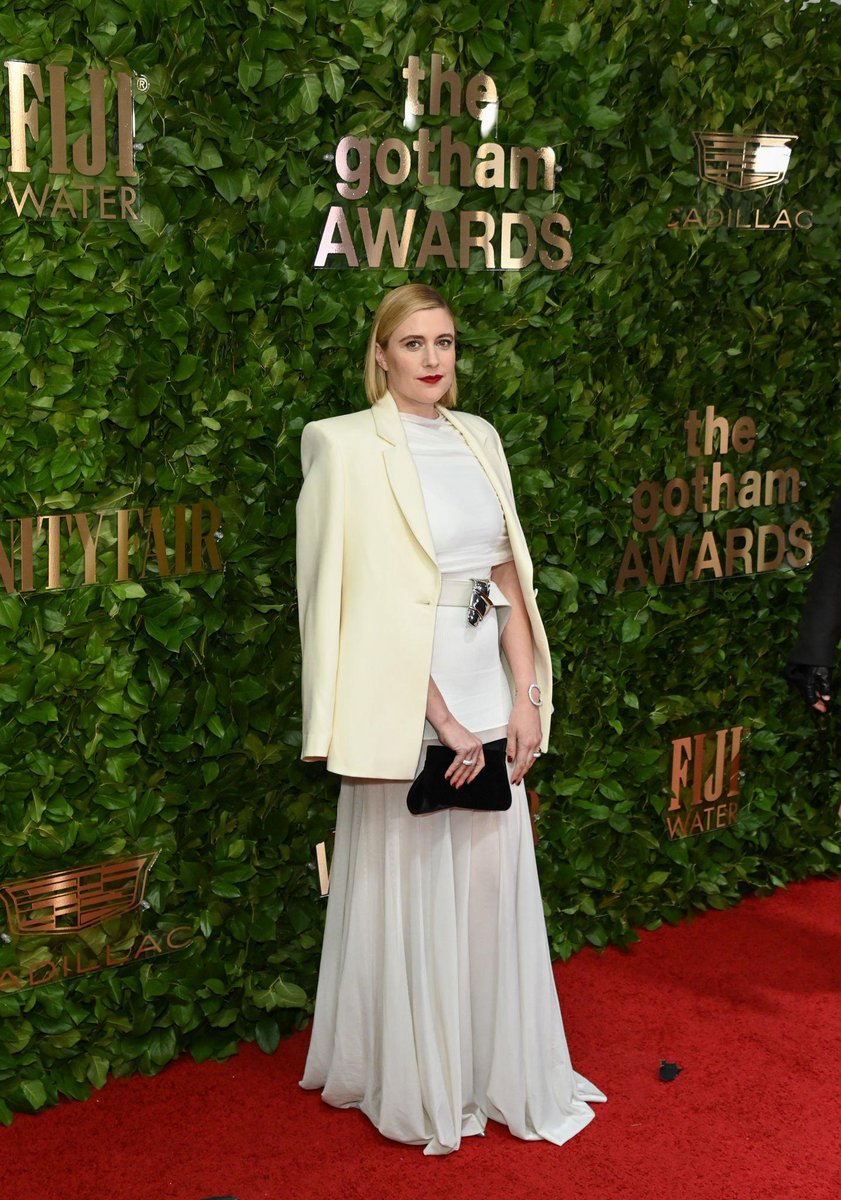 MÃE! Greta Gerwig no red carpet do Gotham Awards. 🖤