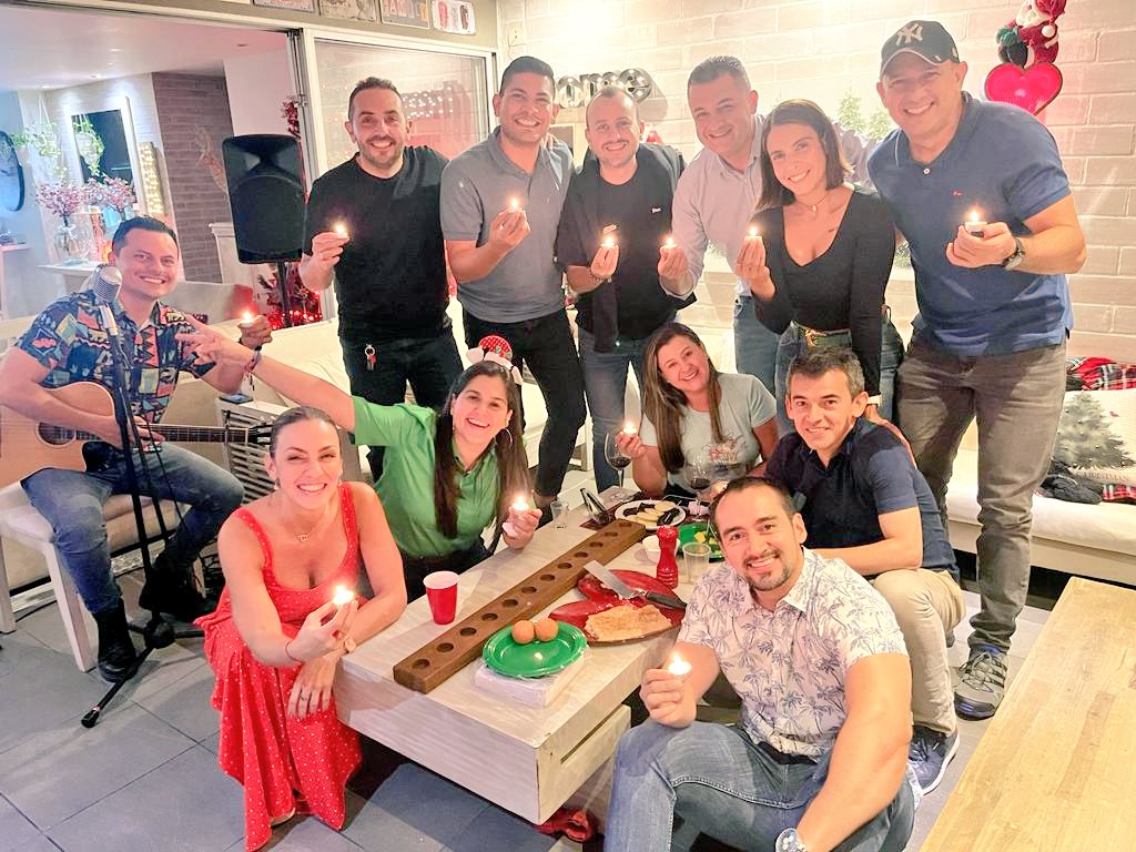 Manuelgallego88's tweet photo. Cariño, respeto, admiración y amistad en una foto. Faltaron @Jccaperiodista @MarulandaGio y @gaboperiodista1 https://t.co/eieeTvCahd