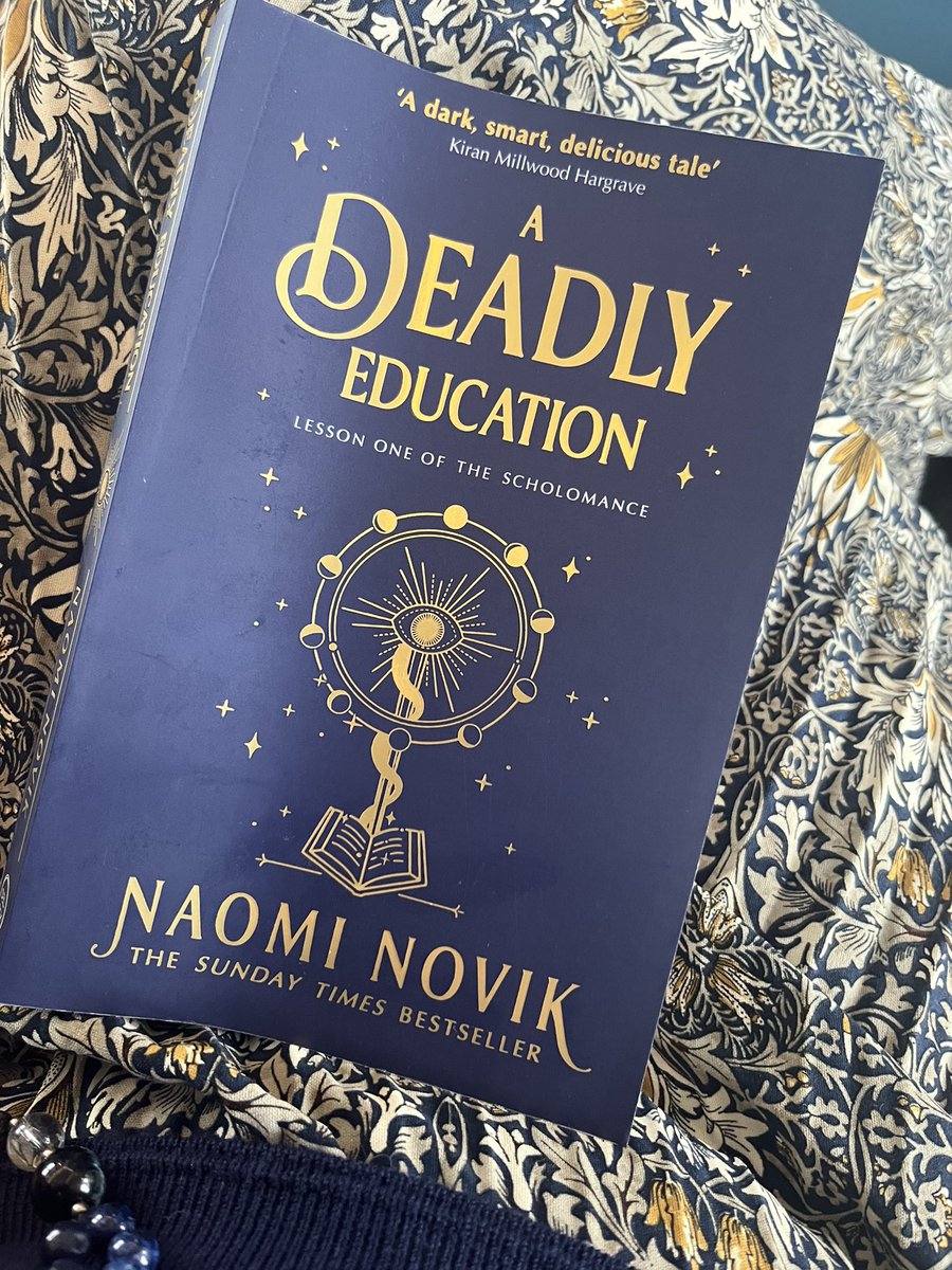 My book matches my skirt today! I’m on the ferry, on my way out to lunch in the city - reading A Deadly Education by @naominovik & wearing a H&M Morris & Co snakeshead skirt - a perfect sartorial match 😊