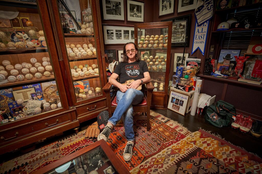 Rock icon Geddy Lee opens up to SC Daily about his love for baseball, collecting memorabilia..and auctioning some of his historic items >>> sportscollectorsdaily.com/rock-icon-gedd… #rush #SportsBiz #thehobby