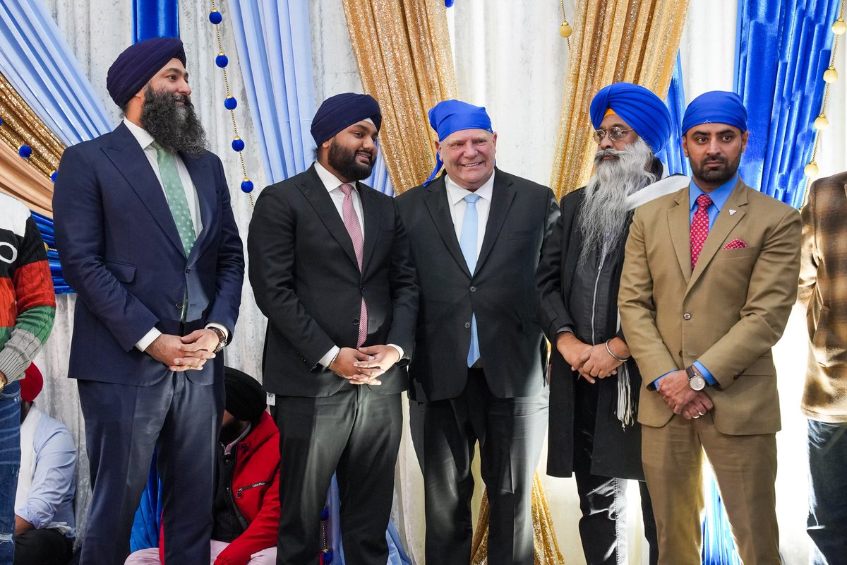Happy Gurpurab to the Sikh community in Ontario and around the world! I was pleased to join my friends at the Sikh Spiritual Centre in Etobicoke this evening to celebrate the birth of the first Sikh Guru, Guru Nanak Dev Ji. Thank you for letting us be a part of your celebrations!