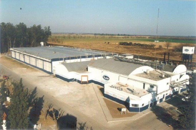 Cerró SanCor 

La fábrica más grande de quesos en Argentina cerró definitivamente por la extorsión gremial. 

El kirchnerismo es mugre!