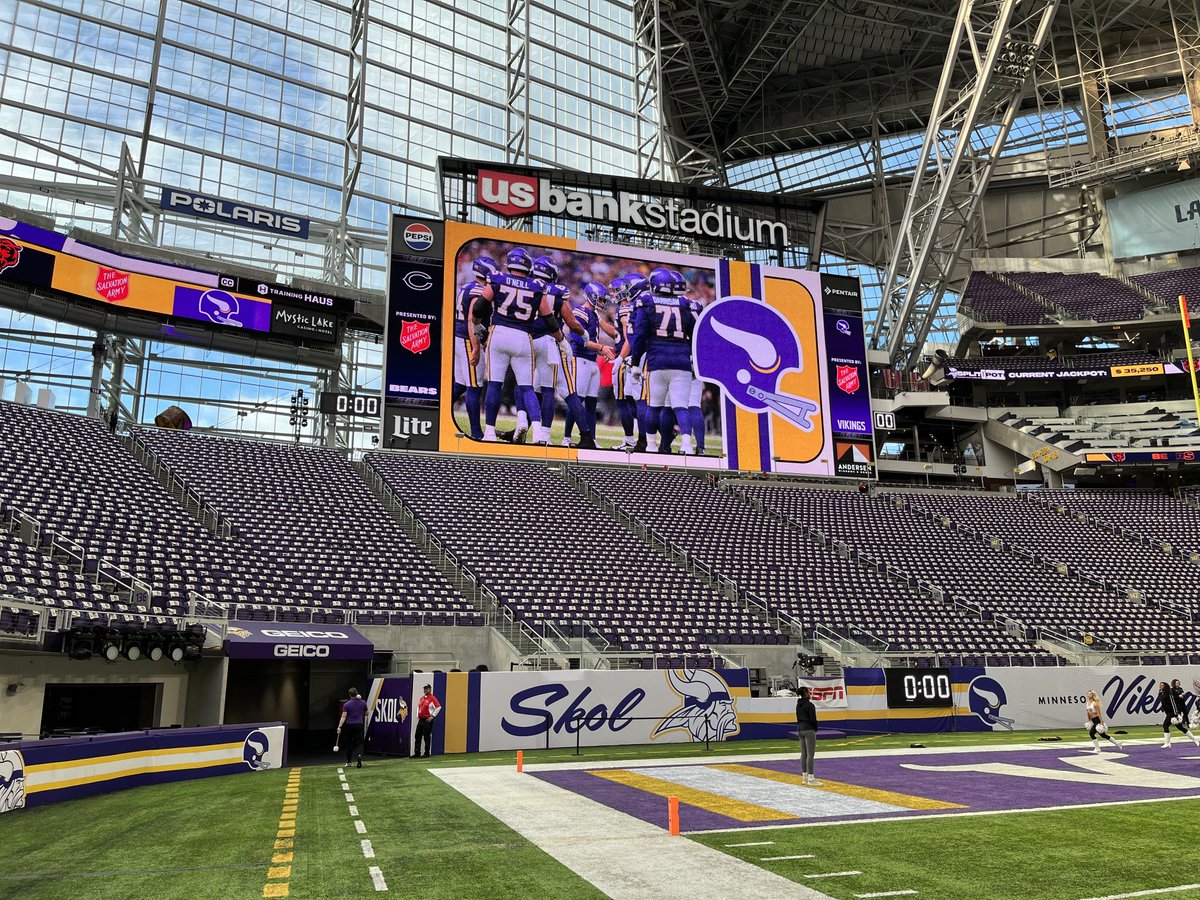 From hoops to football! Covering Bears-Vikings tonight for @ABC7Chicago. Live coverage on the 4, 5 & 6 pm news, and make sure to tune in to our half hour special “Monday Night Monsters” at 6:30.