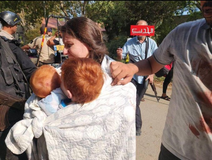 julienbahloul's tweet photo. Assyez-vous avant de lire ceci : vous vous souvenez de la photo du petit Kfir et de son frère dans les bras de sa mère ? Ces deux petits enfants roux.

La photo de ce bébé qui avait "harcelé" l'ignoble @ErsiliaSoudais ?

Le porte-parole de Tsahal en arabe (Avichay Adraee) indique ce soir que cette famille est retenue otage à #Gaza par une autre organisation que le Hamas et qu'il est très probable qu'elle soit entre les mains... du #FPLP.

Et vous vous souvenez qui est une grande fan des terroristes du FPLP, allant jusqu'à célébrer Hamouri (le "deporté") et soutenir Mariam Abu Daqqa ?

LA LFI ERSILIA SOUDAIS.

Soudais a ouvertement soutenu des criminels du FPLP (reconnu terroriste par l'UE), a parlé de "petites choses" à propos des condamnations de Palestiniens pour tentatives de meurtres, s'est enervée sur la photo d'un bébé israélien et a soutenu donc ceux qui retiennent en otage deux enfants et leur mère.

Ce soir plus que jamais : quand c'est pourri, c'est LFI.