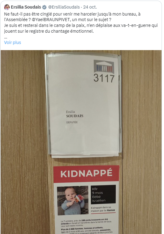 julienbahloul's tweet photo. Assyez-vous avant de lire ceci : vous vous souvenez de la photo du petit Kfir et de son frère dans les bras de sa mère ? Ces deux petits enfants roux.

La photo de ce bébé qui avait "harcelé" l'ignoble @ErsiliaSoudais ?

Le porte-parole de Tsahal en arabe (Avichay Adraee) indique ce soir que cette famille est retenue otage à #Gaza par une autre organisation que le Hamas et qu'il est très probable qu'elle soit entre les mains... du #FPLP.

Et vous vous souvenez qui est une grande fan des terroristes du FPLP, allant jusqu'à célébrer Hamouri (le "deporté") et soutenir Mariam Abu Daqqa ?

LA LFI ERSILIA SOUDAIS.

Soudais a ouvertement soutenu des criminels du FPLP (reconnu terroriste par l'UE), a parlé de "petites choses" à propos des condamnations de Palestiniens pour tentatives de meurtres, s'est enervée sur la photo d'un bébé israélien et a soutenu donc ceux qui retiennent en otage deux enfants et leur mère.

Ce soir plus que jamais : quand c'est pourri, c'est LFI.