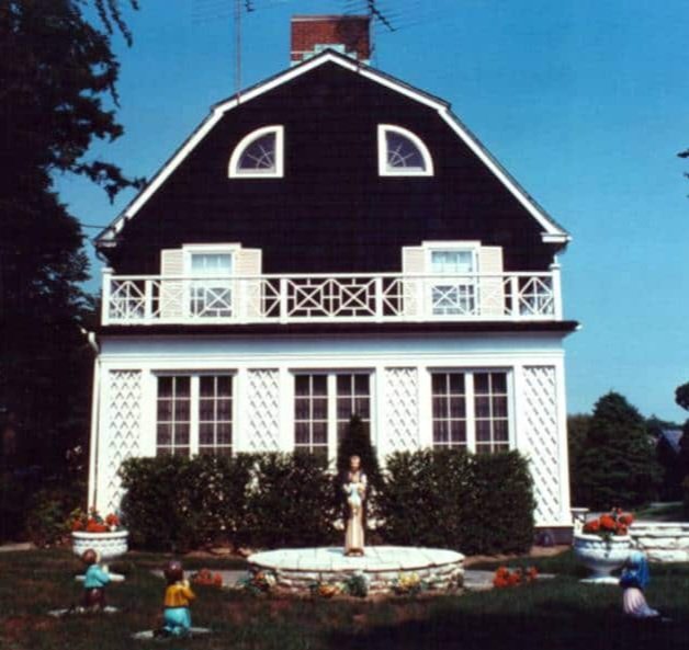 bleeding_grave's tweet photo. On episode 27,  Hannah takes us to Long Island, New York. To talk about the extreme hauntings that took place in The Amityville House. Then Austin takes us to New Orleans, Louisiana, to tell us about the gruesome attacks of The Axeman.

#podcast #amittyville #axeman #hauntings https://t.co/BB8eq0uEOd