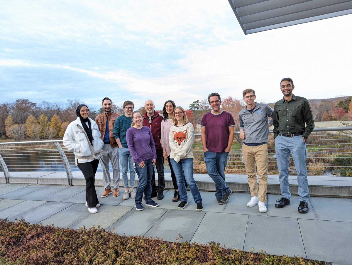 ✈️Más fotos del <a href="/FalzoneLab/">Falzone_Lab</a> en su viaje por EEUU y Canadá! 
📸Tomás estuvo en la <a href="/usask/">U of Saskatchewan</a>, Canadá, dando una charla sobre transporte axonal.
👉También se reunió con <a href="/ArnaizCayetana/">Cayetana Arnaiz</a> en <a href="/HHMIJanelia/">HHMI | Janelia</a>, EEUU, donde continúa realizando experimentos de microscopía de superesolución.