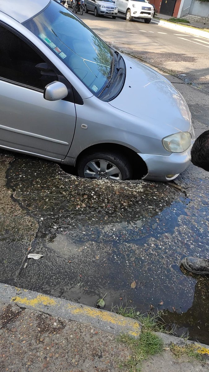 Es insólito el pozo que hay en plena avenida ALEM Y PIEDRAS como en casi toda la ciudad ( av belgrano, mate de luna , etc ) van a hacer algo @MuniSMTucuman????? o nos tenemos que acostumbrar y  aprender de memoria todos los pozos, así no pasen cosas como estas.