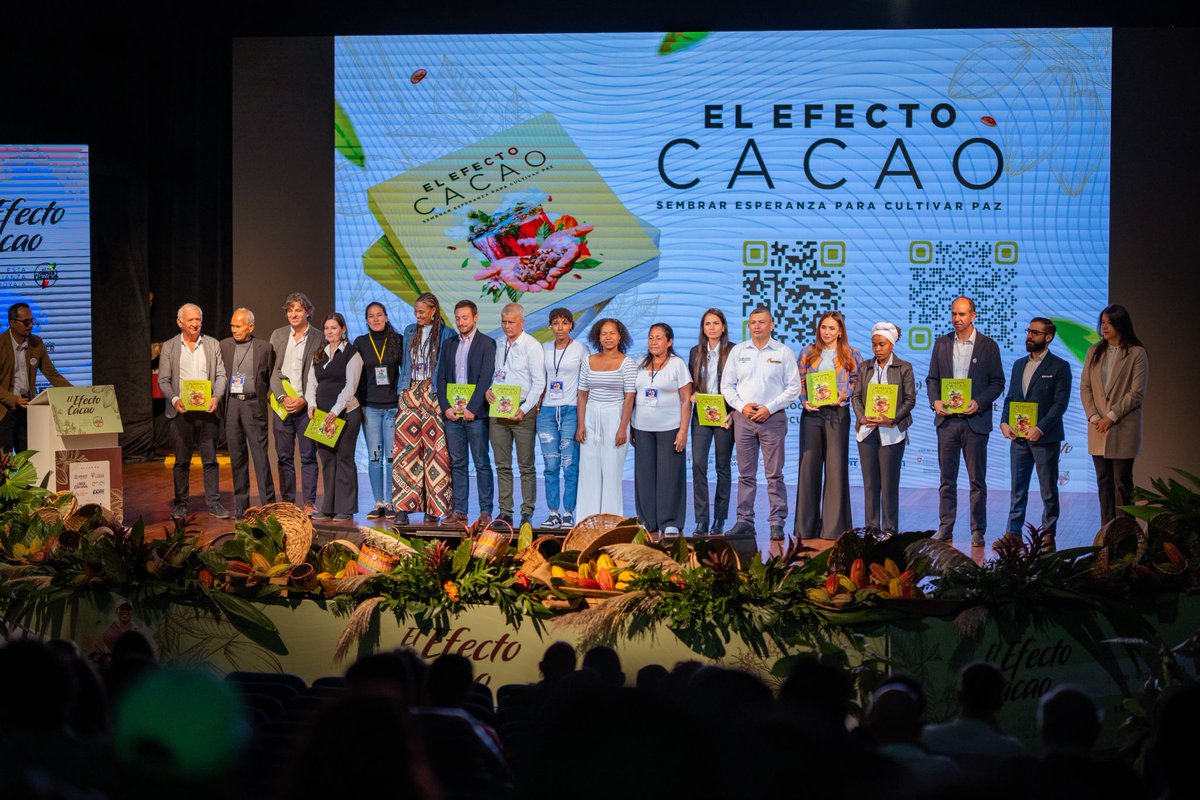 📚 En el cierre del proyecto @ElEfectoCacao, se realizó el lanzamiento del libro 'El Efecto Cacao, sembrar esperanza para cultivar #Paz'. Descárgalo y sumérgete en los testimonios de #Resiliencia de las comunidades del Bajo Cauca, Huila, Tumaco y Urabá 👉 bit.ly/47x6I7k