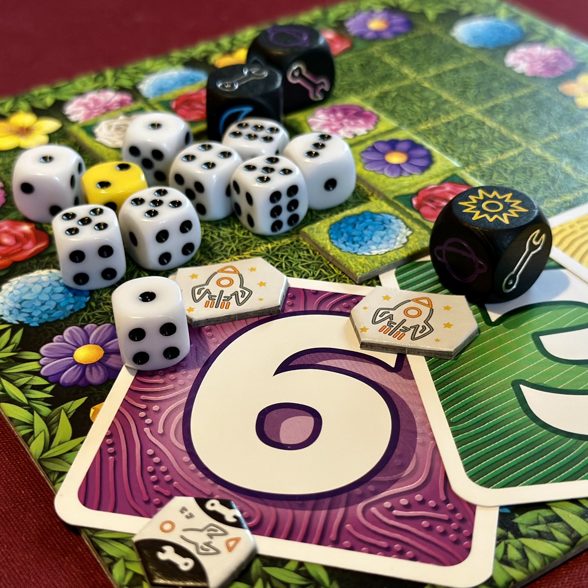 In Folge 60 geht es nicht um ein Spiel. Nein, es geht sogar um 4 Spiele! Die For One Reihe von Schmidt Spiele richtet sich explizit an Solo Spieler*innen. Gefallen uns Galaktix, Schwarze Rosen, Kniffel und Number Up oder ist die Serie ein Reinfall? einzelspiel.podcaster.de