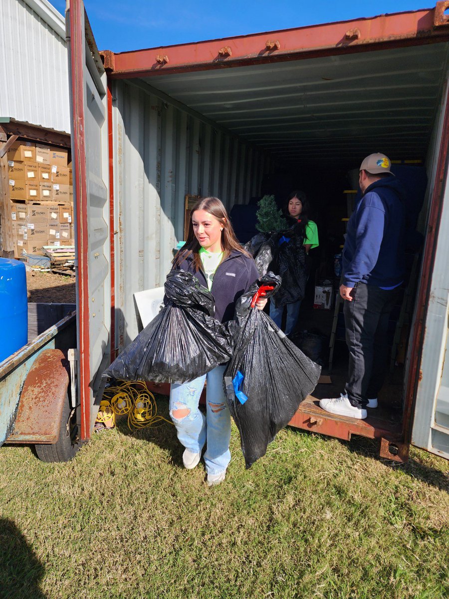 Manvel Softball teamed up with Manvel Cross Country today, volunteering at The Church on MastersRoad! #AISDServes #LinkedUp