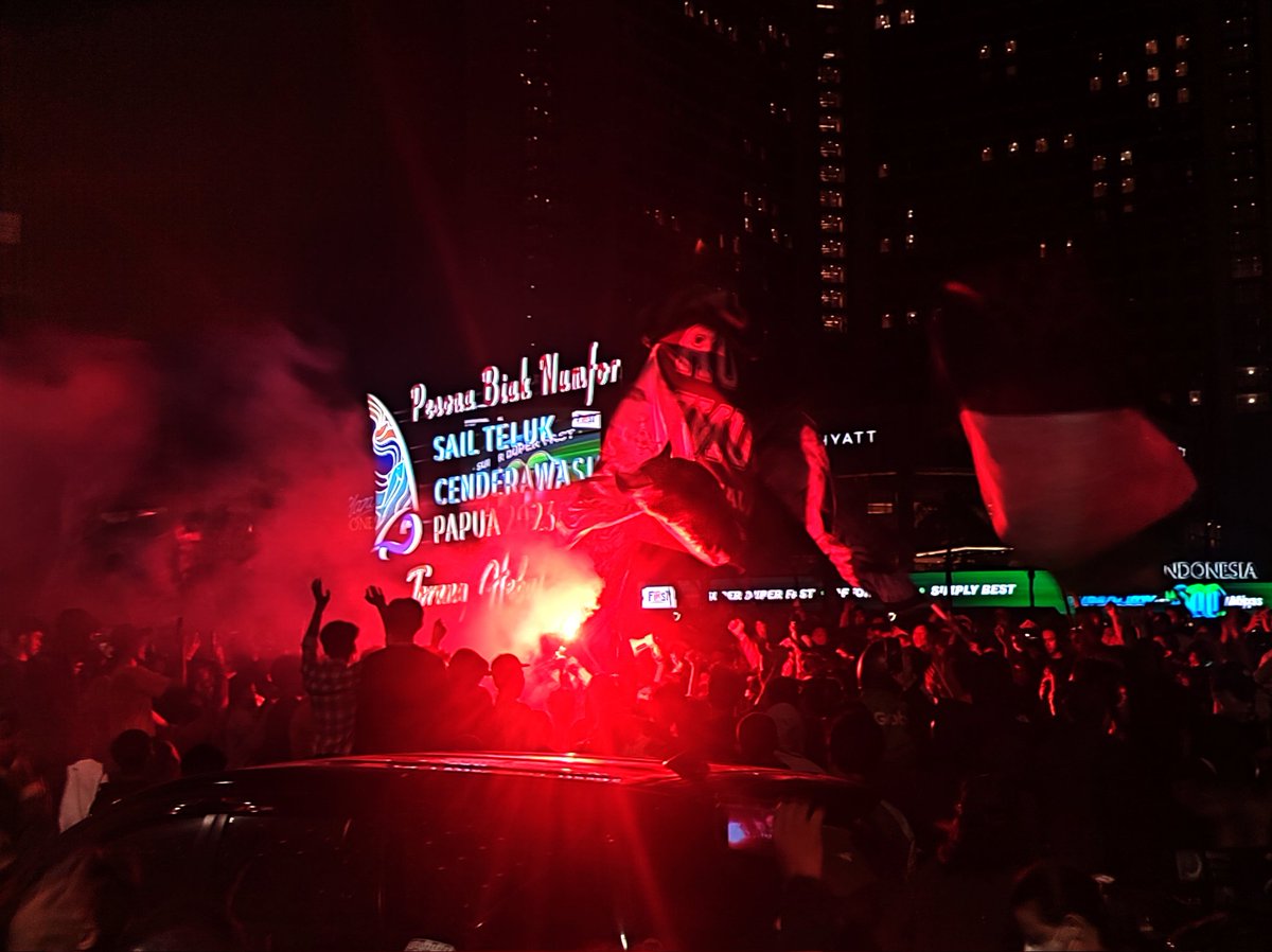 JakampusUBK1's tweet photo. Selebrasi Perayaan Ulang Tahun ke-95 @Persija_Jkt fighti95iprit
#PersijaJakarta #anniversary #fightin95pirit #persijaday #phyroshow https://t.co/gObAc7BHaZ