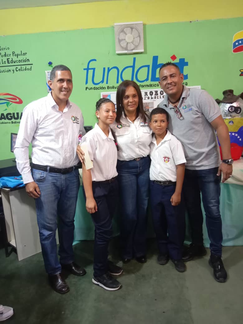 Junto al Director del CDCE del Mcpio Bolívar y el Coordinador de Fundabit Aragua visitamos la EBNB Pdte. Medina Angarita y UEN Antonio Ricaurte para la inauguración del Centro Bolivariano De Informática y Telemática. 
#SerVenezolanoEsSerEsequibo 
<a href="/NicolasMaduro/">Nicolás Maduro</a> 
<a href="/_LaAvanzadora/">Yelitze Santaella</a>