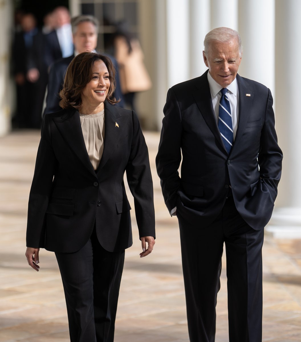 KamalaHarris's tweet image. Because Americans voted for @JoeBiden and me in 2020, we:

Capped the cost of insulin at $35 a month for seniors
Approved $127 billion in student loan forgiveness
Passed the first meaningful gun safety legislation in nearly 30 years

Let’s finish the job.