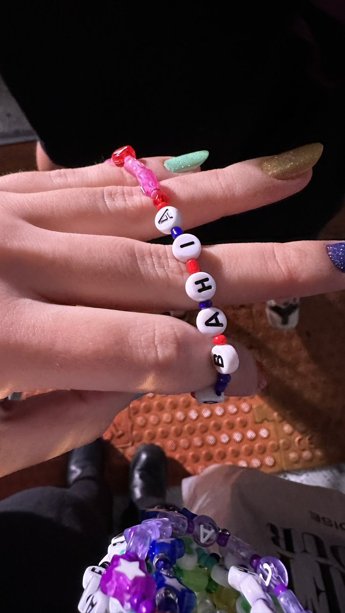 carolinalulas's tweet photo. E eu que conheci o Scott Swift (vulgo pai da Taylor) e dei uma pulseira “TAYLOR COME TO BAHIA”, iludida sim  #SaoPauloTSTheErasTour #TSTheErasTour #TSTheErasTourBrazil #TSTheErasTourFilm #1989TaylorsVersion #TSTheErasTourAtHome https://t.co/iWZEVqPwx5