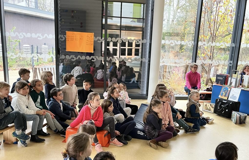 Toutes les classes de l’EFA ont pu profiter ce lundi 27 novembre d’une heure de contes en langue allemande grâce à une lecture animée par les intervenants de l’Institut Goethe. Un vrai moment de partage et d’imagination pour les élèves du CP au CM1.