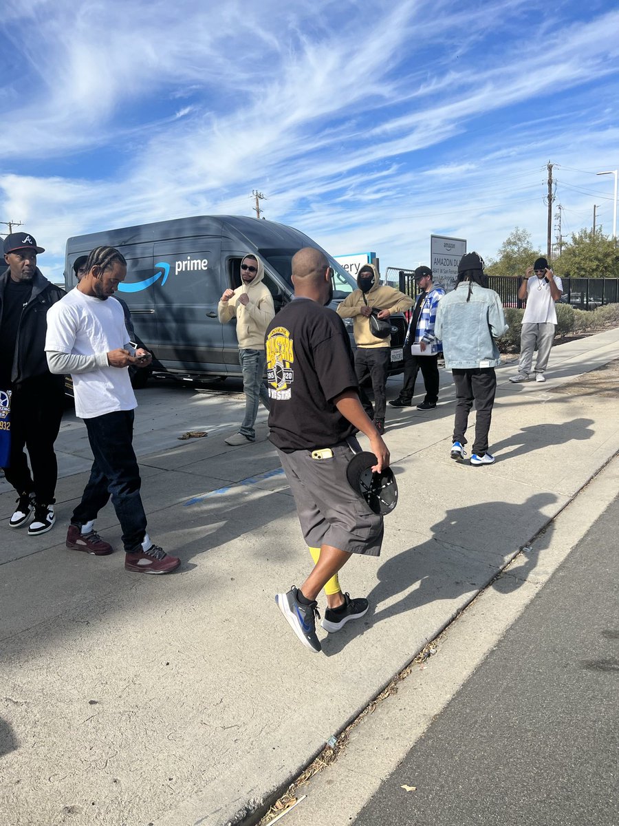 🔥AMAZON STRIKE HITS ANOTHER WAREHOUSE DURING CYBER MONDAY RUSH🔥 After extending their unfair labor practice strike to North Carolina this morning, Amazon @Teamsters from Palmdale, CA brought the picket line to the DLX5 warehouse in Los Angeles today!