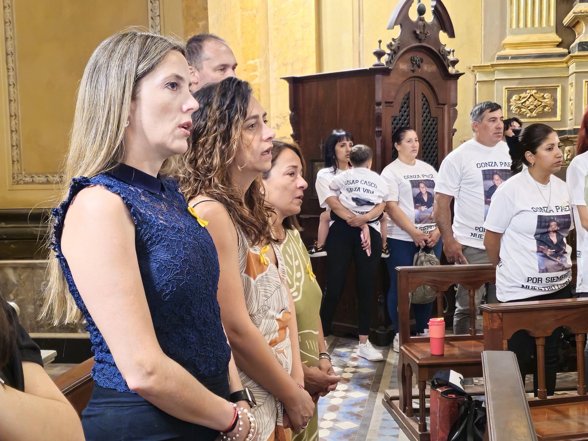 Metrop_MuniCba's tweet photo. 💛 En el marco del Día Mundial en Recuerdo de las Víctimas de Siniestros Viales acompañamos al Foro de Familiares de Víctimas Fatales de Siniestros Viales de Córdoba en un emotivo acto realizado en la Catedral y Plaza San Martín 🎗️ https://t.co/IjslZRwXUT
