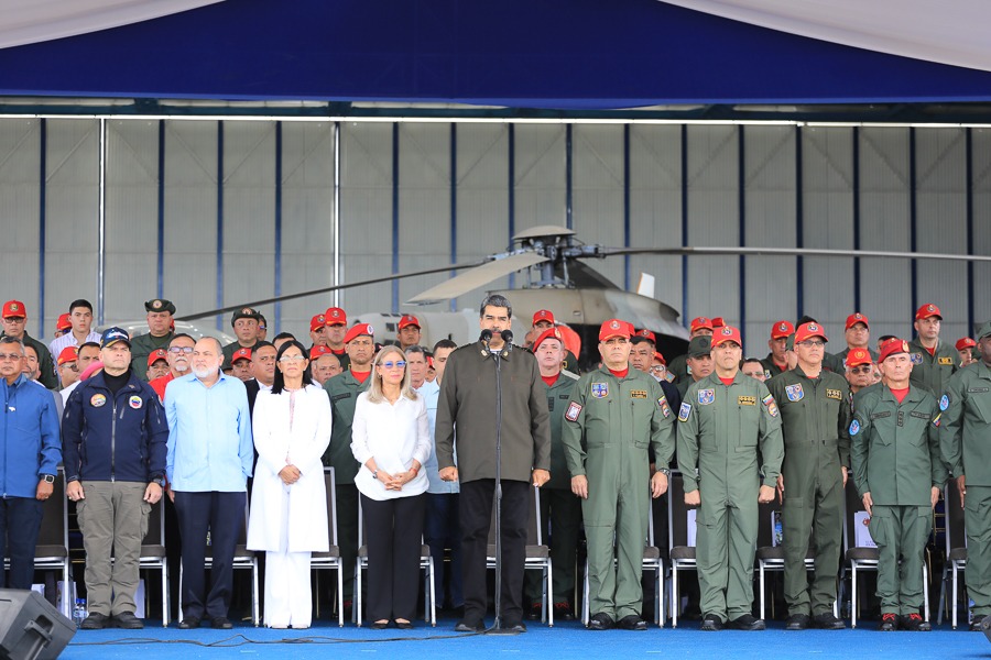 En el marco de la conmemoración del 103º Aniversario de la Aviación Militar Bolivariana y 31º de la gesta Cívico-Militar del 27 de noviembre de 1992, el Presidente <a href="/NicolasMaduro/">Nicolás Maduro</a> celebró con un acto militar este día especial para la Patria. #SerVenezolanoEsSerEsequibo