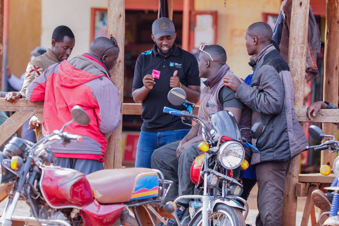bob_soloe's tweet photo. Earlier today, we engaged the Mwizi community in Rwampara district through Door-to-door mobilization, a community dialogue on ending HIV infections while addressing gender-based violence.
#EndHIV #MENPLUSUG #16DaysOfActivism2023
#IknowKatiUG23 https://t.co/l1pwnTpQOX