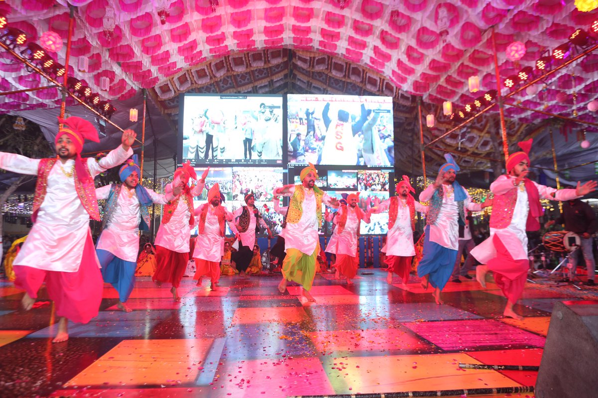 DSSNewsUpdates's tweet photo. The electrifying energy of dance performers uplift the spirits, leaving an indelible mark on the hearts of the audience. #MSGBhandara #MSGIncarnationDay #DeraSachaSauda https://t.co/xbTngn3Q0b