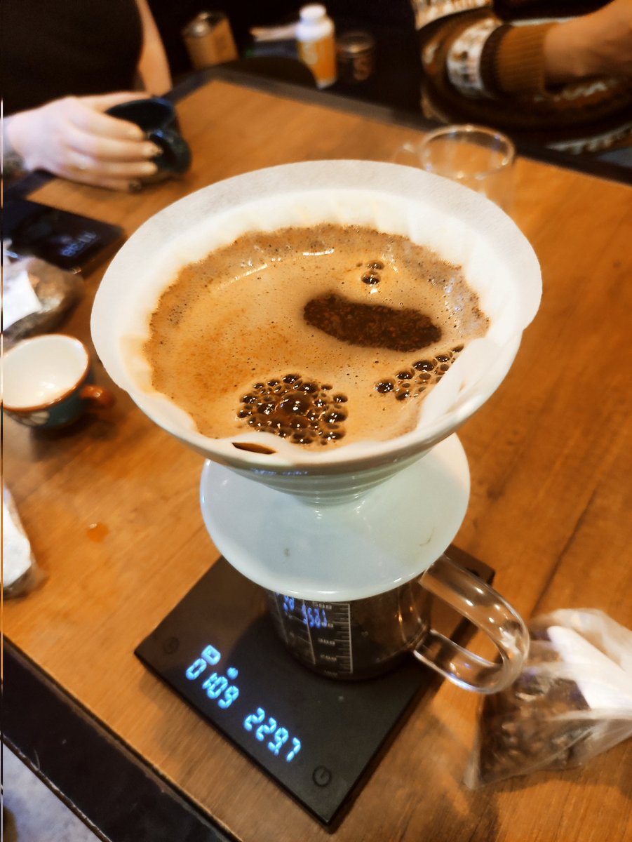 DannyCorrea25's tweet photo. Un lunes diferente y decisivo en mi profesión cómo Barista de Café 🔐☕🇪🇨🍒 @WalterVillacis_
#jovenrural #baristadecafe #lunes #ecuador #comunidaddecafe #amazon #fauna #territorio #cafeina #farm #Proyectos #pueblos #familias https://t.co/HW1OwSLGms