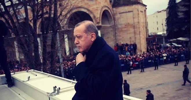 Bedava sağlık hizmeti verdi.
Bedava tedavi verdi.
Bedava ilaç verdi.
Bedava kitap verdi.
Bedava tablet verdi.
Bedava ek kitap verdi.
Harç paralarını kaldırdı bedava üniversite verdi.
Çok ucuza KYK yurdu verdi
Yoksul aileye öğrenci maaşı verdi.
Yaşlıya bakma parası verdi.
Toruna