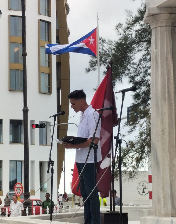 DrRobertoMOjeda's tweet photo. Rendimos tributo junto a los jóvenes, a los ocho estudiantes de Medicina, en la explanada habanera de La Punta. El dolor sigue multiplicado por aquellos casi adolescentes, víctimas del odio y la impotencia, que el colonialismo español nos quitó.

#NiOlvidadosNiMuertos https://t.co/4e1cPFvpv7