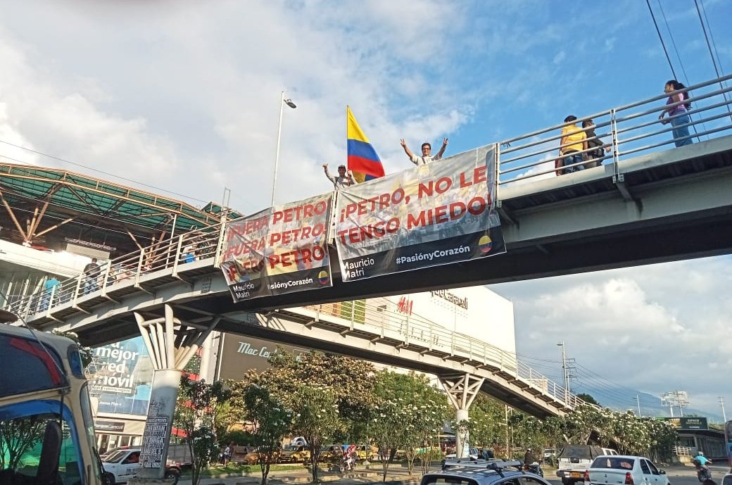 #FueraPetro y #NoLeTengoMiedo seguiremos gritando en todo el país. Oiga Guerrillero, Colombia si nos pertenece y la vamos a recuperar de su desgobierno, cómo nos toque y hasta dónde nos toque 💪 RT los que estén conmigo