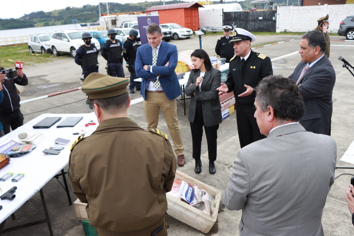 DPRLosLagos's tweet photo. Delegada Presidencial Regional @Giovimoreira,  Gobernador Marítimo de Castro, jefe de zona de @Carabchile  y @FiscaliaRegionX, entregan detalles de operativo que permitió desbaratar una banda criminal dedicada al robo de salmón en la Provincia de #Chiloé https://t.co/2nEQV3Sg0k
