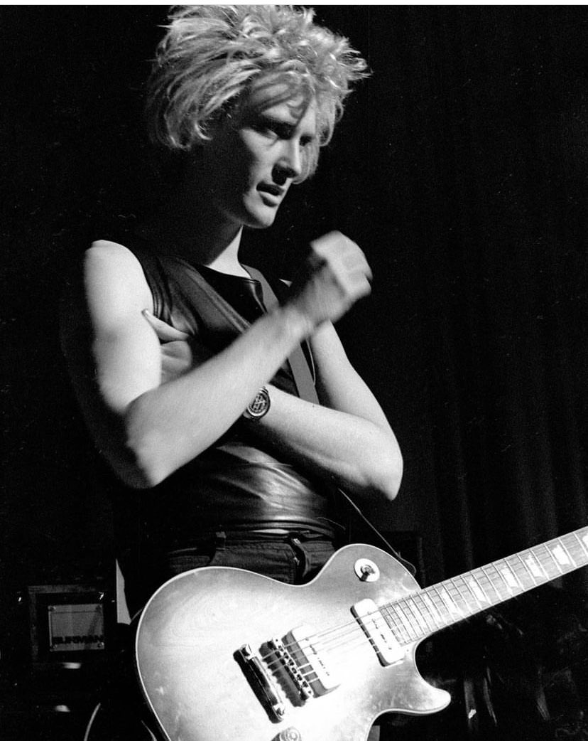 HermanaViolenc1's tweet photo. Ha fallecido uno de los mejores guitarristas de postpunk, Geordie Walker. Recuerdo en 1992, cuando compré su primer LP en Discos Revólver tras leer que Kurt Cobain era fan...DEP
#postpunk #GeordieWalker #killingjoke #kurtcobain #nirvana #discosrevolver
https://t.co/aKiEg018q1 https://t.co/209bUtKVlQ