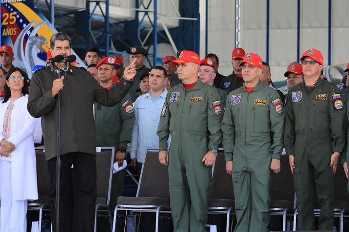 mippci_ven's tweet photo. 📢¡𝐀𝐬í 𝐥𝐨 𝐃𝐢𝐣𝐨!🇻🇪
Pdte. @NicolasMaduro: Venezuela tiene una fuerza militar que defiende su territorio, que lo hace respetar y nuestro pueblo tiene una fuerza militar poderosa para protegerlo, para garantizarle sus derechos constitucionales.
#SerVenezolanoEsSerEsequibo https://t.co/9V7MVmXDmK