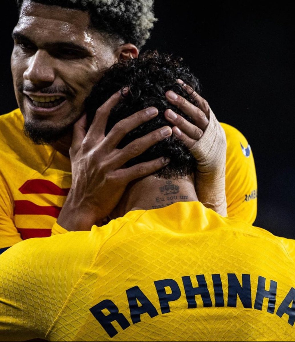 BarcaUniversal's tweet photo. Araujo's entourage have confirmed that Bayern are indeed interested in the player. Several English clubs also want him.

— @sport https://t.co/OSGPs3VdA6