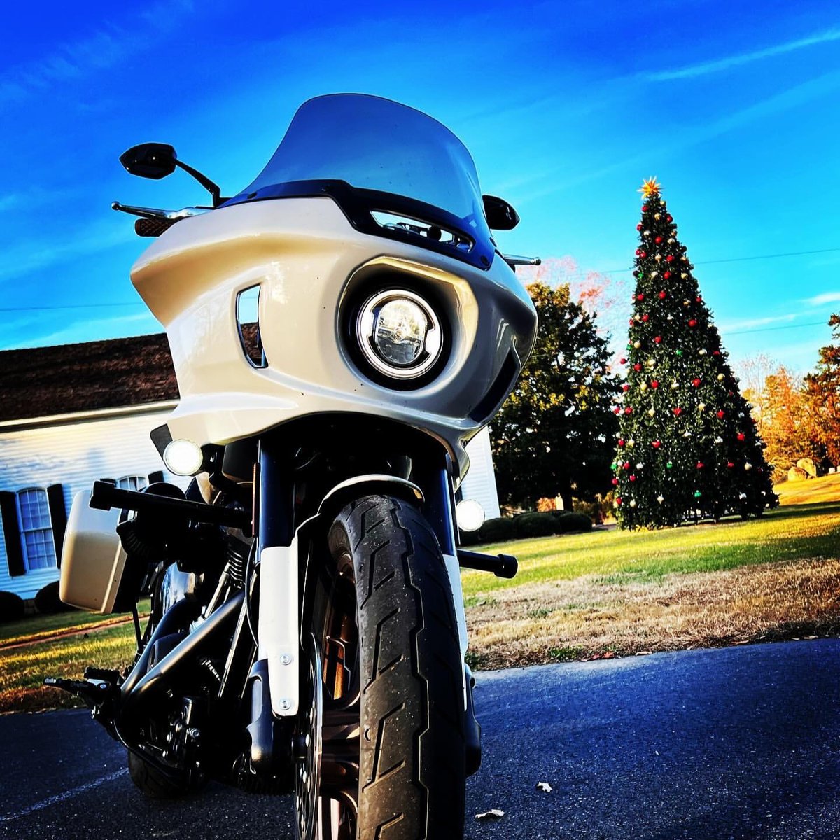 ProBEAM LED Turn Signals looking right at home on this Low Rider ST 📸 @thechasemeister
.
#customdynamics #probeam #lowriderst #harleydavidson #ledturnsignals