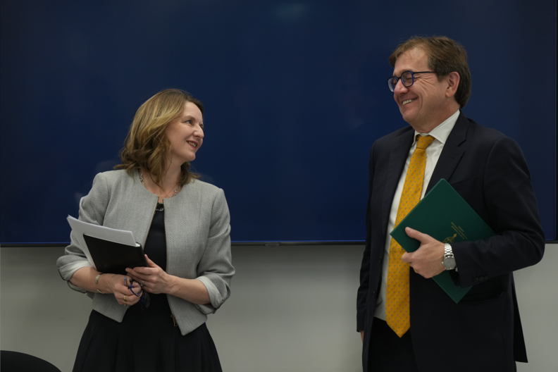 Laura Jones tweet media