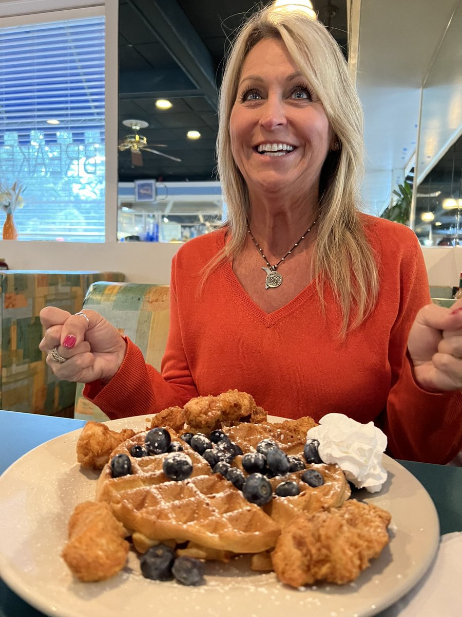 FlatsClass's tweet photo. Who’s excited about #chickenandwaffles… just Blondie sampling the Southern Cuisine in #HiltonHeadIsland! #guidelife #fishingislife #captainandblondie #flatsclass https://t.co/K7gkNrpZB1