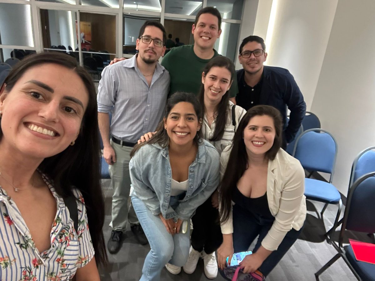 ara_ovelar93's tweet photo. Cirujanos generales certificados por la Sociedad Paraguaya de Cirugía 🥳🥳 @sopacipy @RAZ_doctor Gracias totales ✨✨ https://t.co/qWbPhMwOgU