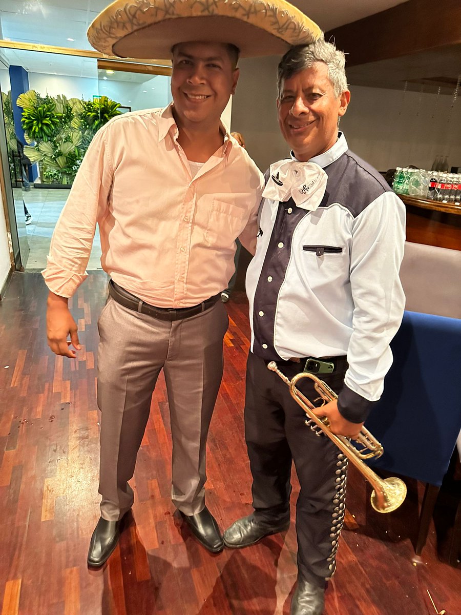 Jeanfive5's tweet image. Cómo cuando llega el Mariachi a la boda de tu amigo....y resulta ser el Mariachi Tijuana de mi tío José Luis!! 💯 Recomendados.