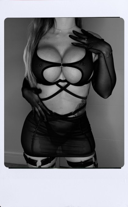 ✨ 1 HOUR LEFT OF MY 70% SALE. ✨ it won't be this low again for a while!  ⬇️⬇️⬇️⬇️⬇️ https://t.co/8lx2vWWpxi