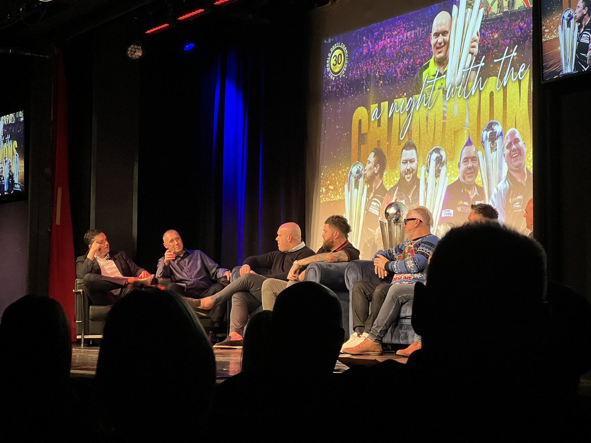 Really enjoyed the banter between the players on stage tonight. Magnificently anchored by @DanDartsDawson and @Wayne501Mardle. Kudos to @OfficialPDC for a terrific evening. #NightWithTheChampions 🎯 And I got to sit with @jabba180. #ScarySpiceCraic