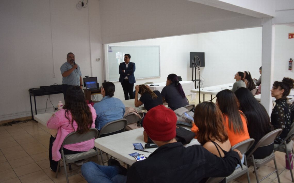 ElSudcalif's tweet photo. #LaPazBCS  |  @ComunicaBCS ofrecen sus experiencias en la Universidad Mundial 🎙️📺📰 https://t.co/pyizcbbW5c https://t.co/S9rjyBY2HG